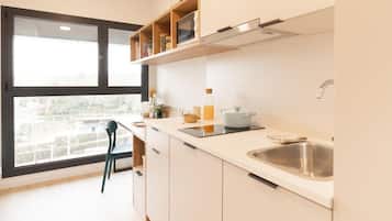 Basic Studio Suite | Private kitchen | Microwave, stovetop