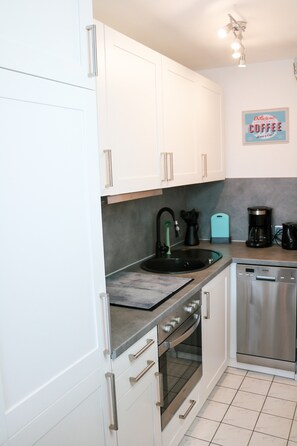 Kühlschrank, Mikrowelle, Ofen, Herdplatte