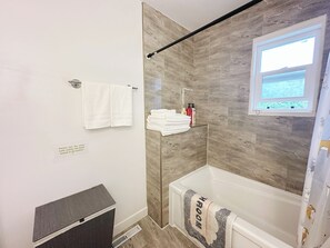 Hair dryer, towels, soap, toilet paper - Spacious 3-Bed Gem Near 8th St (Saskatoon)