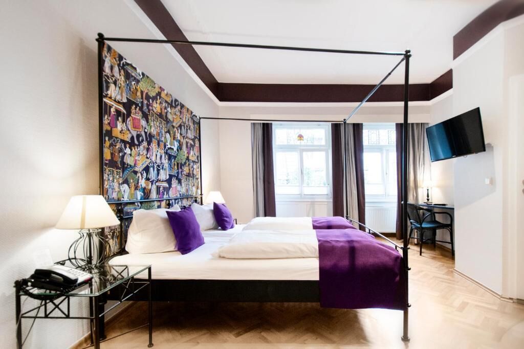 高級雙人房 | 客房內保險箱、書桌、免費無線上網