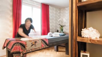 Warmsteinmassagen, Thai-Massagen, Massageanwendungen