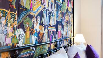 Literie hypoallergénique, coffres-forts dans les chambres, bureau