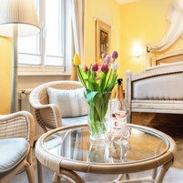 Ropa de cama hipoalergénica y caja de seguridad en la habitación 