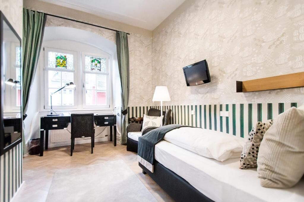 單人房 | 客房內保險箱、書桌、免費無線上網