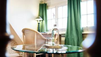 Habitación doble superior | Ropa de cama hipoalergénica y caja de seguridad en la habitación