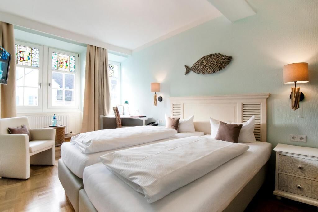 舒適雙人房 | 客房內保險箱、書桌、免費無線上網