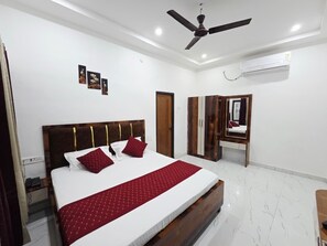Standard Room | Desk, free WiFi, bed sheets - Trishul Inn (Varanasi)