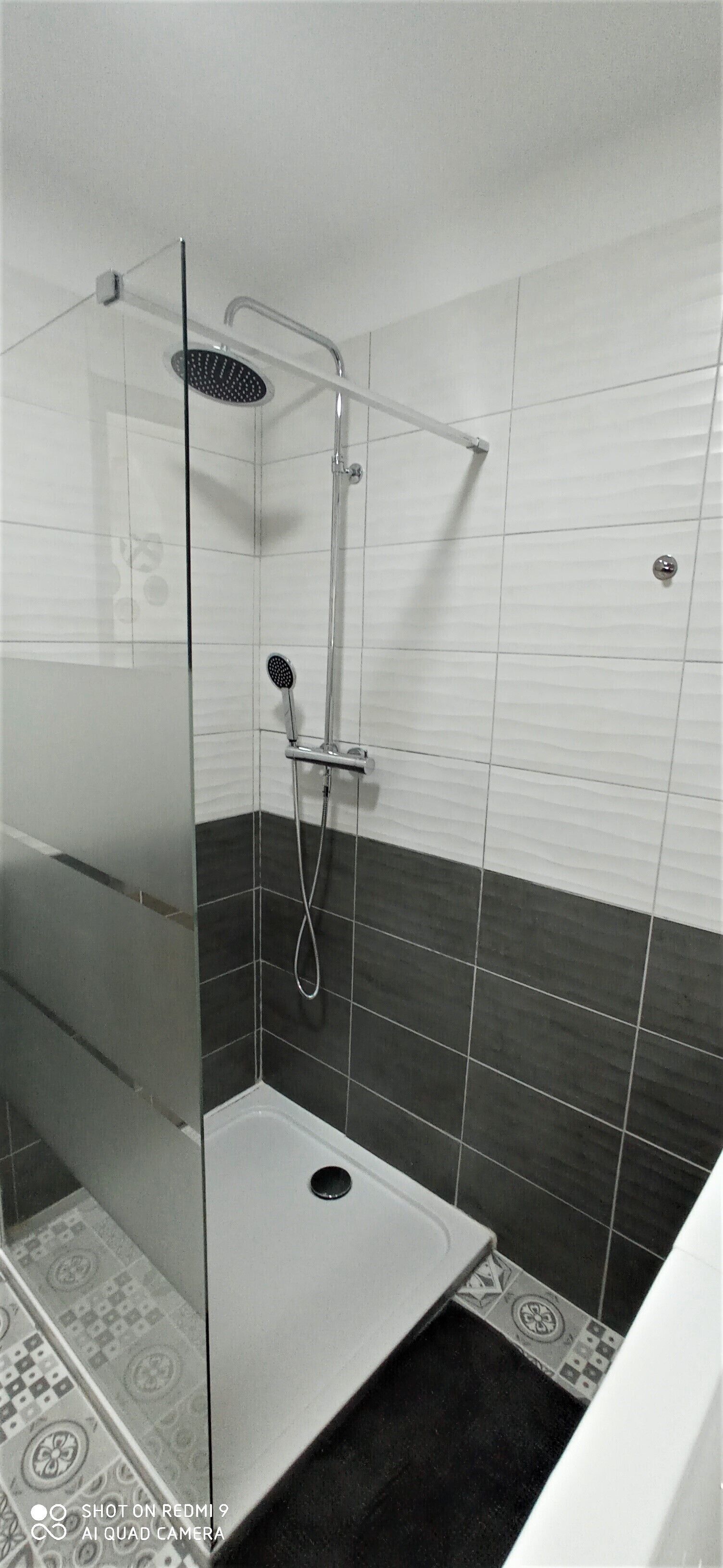 Een douche, een haardroger, handdoeken, zeep