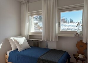 4 habitaciones, tabla de planchar con plancha y acceso a internet 