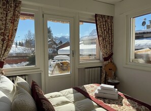 4 slaapkamers, een strijkplank/strijkijzer, internet, beddengoed