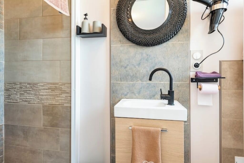Douche, sèche-cheveux, serviettes fournies, savon