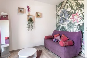 Living area - Charming independent studio in a quiet location, facing the Champs-Elysées (Bias)