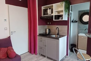 Interior - Charming independent studio in a quiet location, facing the Champs-Elysées (Bias)
