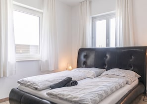 Laptop workspace, iron/ironing board, free WiFi - Spacious Garden Villa | 16 Guests (Vienna)