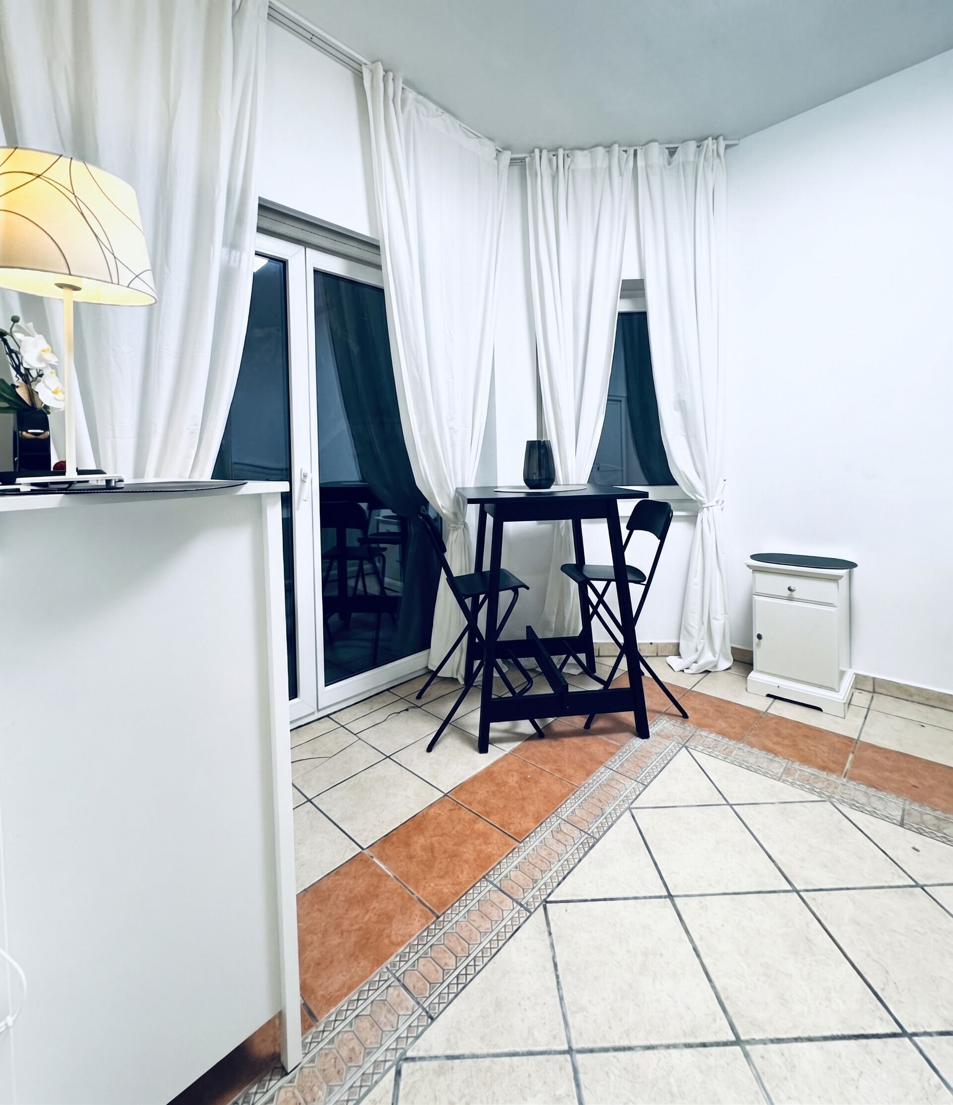 Espacio para trabajar con laptop y tabla de planchar con plancha 