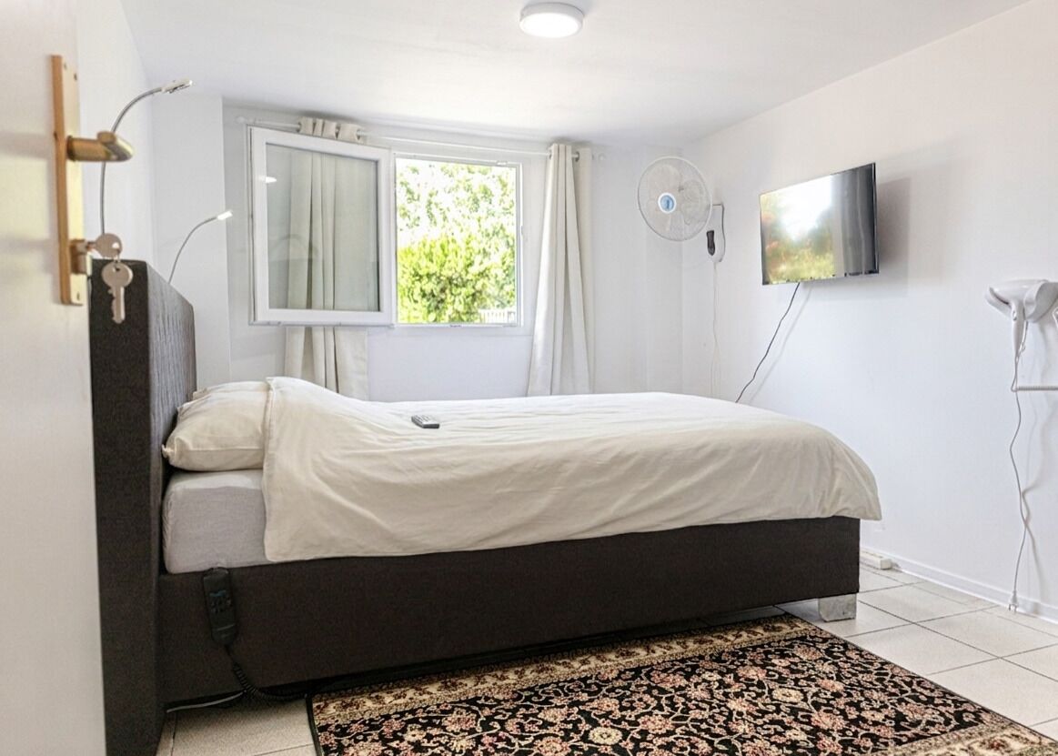 Luxury Garden Villa for 16 Guests | Laptop workspace, iron/ironing board (on request), WiFi (free)