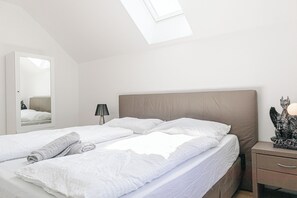 Espacio para trabajar con laptop y tabla de planchar con plancha 