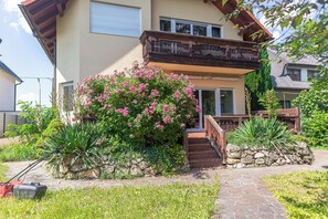 Luxury Garden Villa for 16 Guests | Exteriör