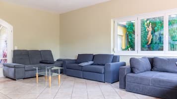 Luxury Garden Villa for 16 Guests | Living room