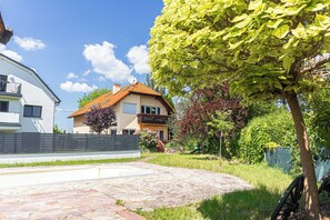 Luxury Garden Villa for 16 Guests | Property grounds - Spacious Garden Villa | 16 Guests (Wien)