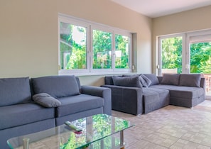 Luxury Garden Villa for 16 Guests | Living room - Spacious Garden Villa | 16 Guests (Vienna)