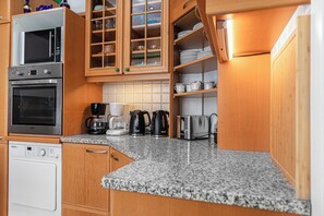 Luxury Garden Villa for 16 Guests | Cucina privata | Frigorifero, microonde, forno, piano cottura