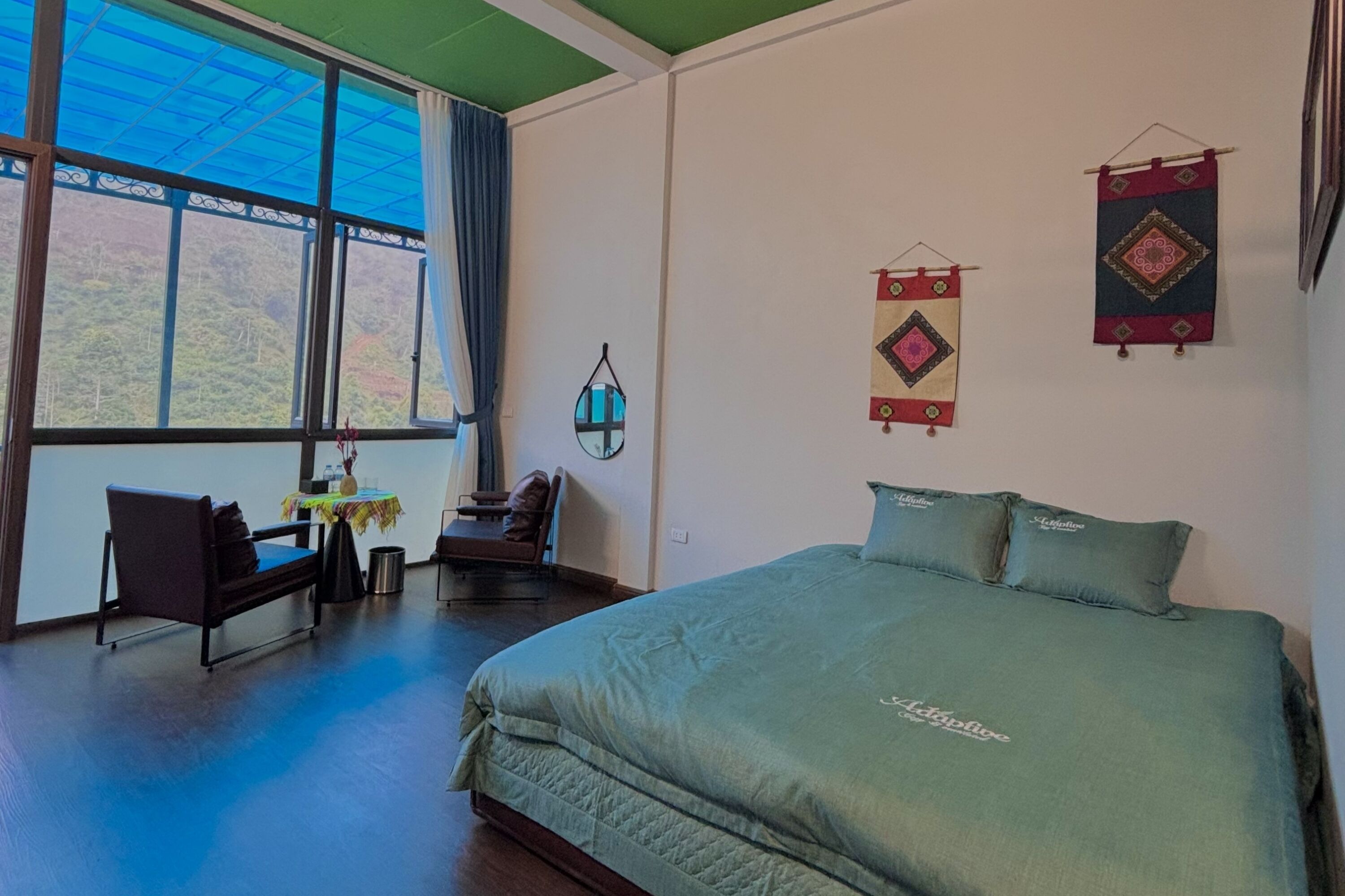 Deluxe King Room with Mountain View