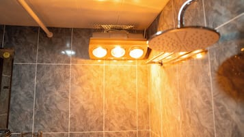 Dobbeltrom – deluxe, fjellutsikt | Bad | Tøfler