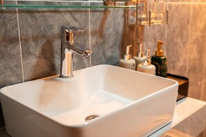 Chambre Deluxe, vue sur la montagne | Salle de bain | Articles de toilette (gratuits), séchoir à cheveux, pantoufles