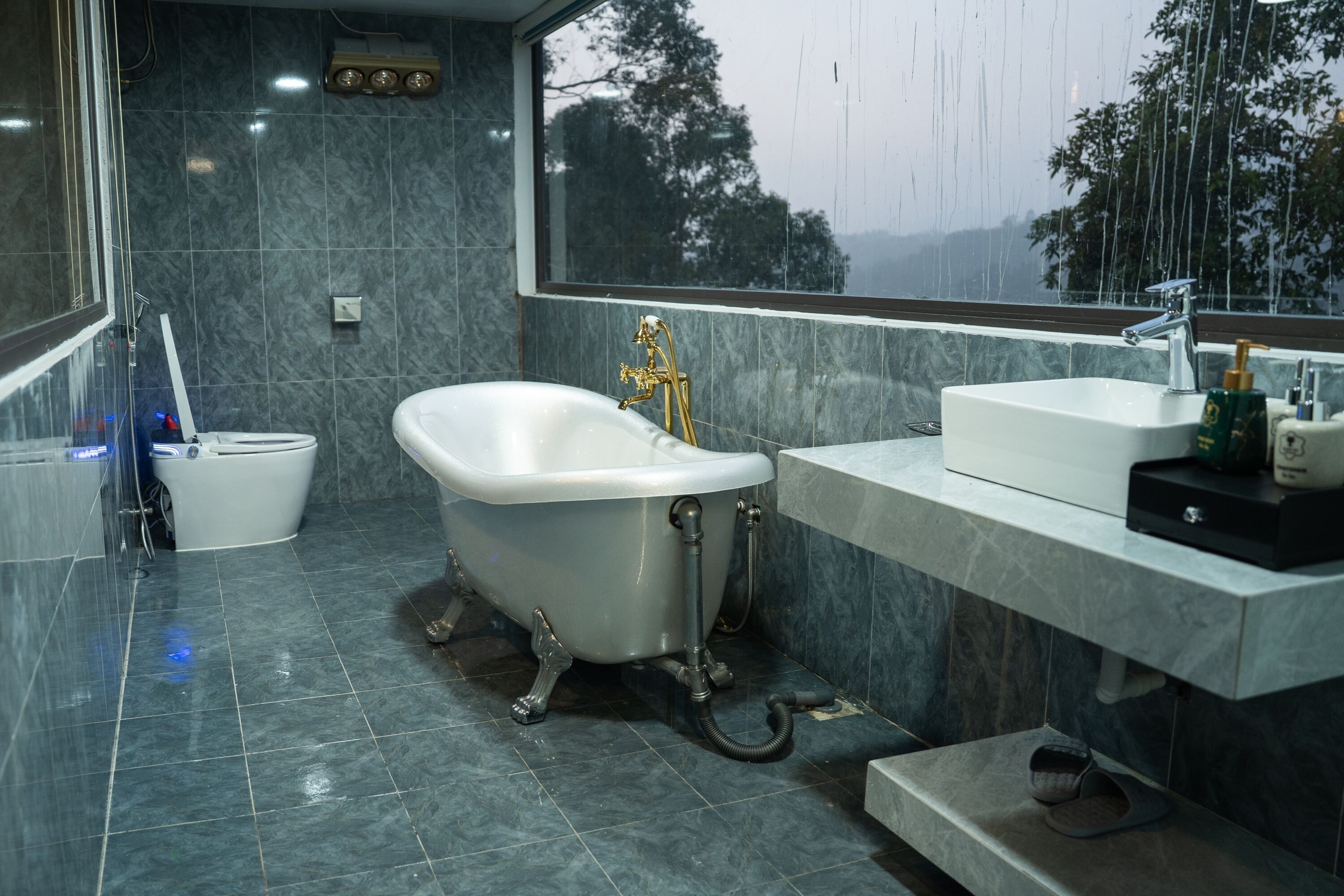 Habitación presidencial | Baño | Artículos de higiene personal gratuitos, secador de pelo y zapatillas