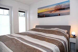 2 bedrooms, iron/ironing board, WiFi - Friesentraum - Holiday apartment Friesentraum in Greetsiel - New building with terrace (Krummhörn)