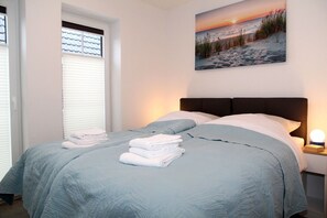 2 bedrooms, iron/ironing board, WiFi - Friesentraum - Holiday apartment Friesentraum in Greetsiel - New building with terrace (Krummhörn)