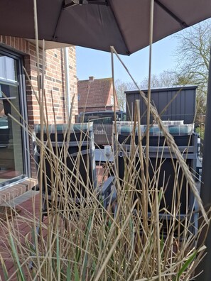 Terrace/patio - Friesentraum - Holiday apartment Friesentraum in Greetsiel - New building with terrace (Krummhörn)