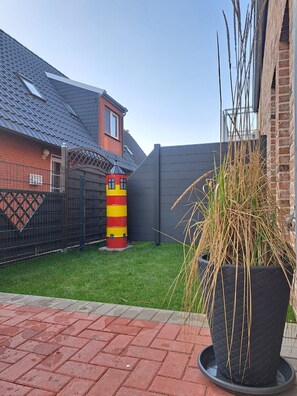 Property grounds - Friesentraum - Holiday apartment Friesentraum in Greetsiel - New building with terrace (Krummhörn)