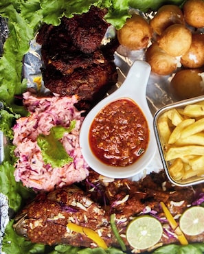 Diverse gerechten, waaronder gefrituurde opties, een salade en frietjes.