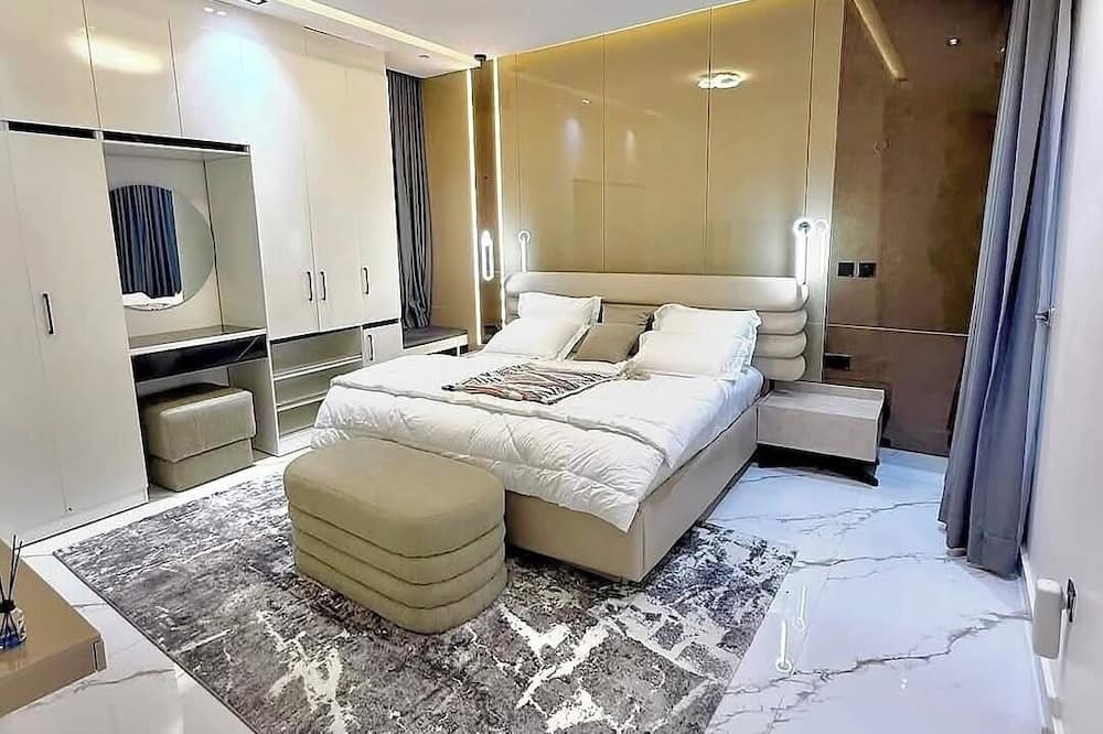 Royal Dean Hotel And Suites