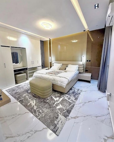 Escritorio, espacio para trabajar con laptop y cortinas blackout . Royal Dean Hotel And Suites