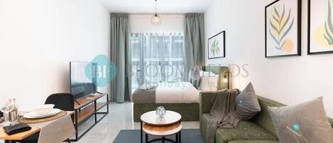 Appartamento, balcone | Area soggiorno | TV