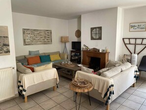 Living area - Maison KER HEOL (first floor only) 100 m from the beach on the bay side (Saint-Pierre-Quiberon)