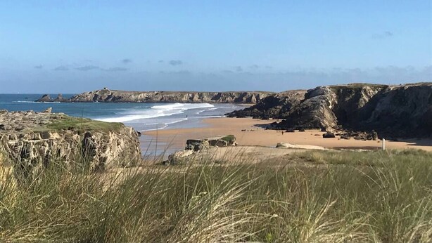 A coastal landscape with a beach, rocky cliffs, and grassy areas. - Maison KER HEOL (first floor only) 100 m from the beach on the bay side (Saint-Pierre-Quiberon)