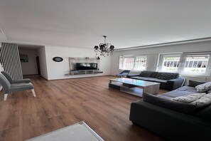 Living area - Spacious 3-Bedroom, 2-Bath Apartment in Ilidža – Near Airport, Garden & BBQ (Ilidža)