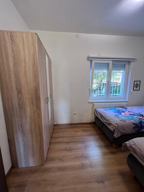 3 bedrooms, iron/ironing board, Internet, bed sheets - Spacious 3-Bedroom, 2-Bath Apartment in Ilidža – Near Airport, Garden & BBQ (Ilidža)
