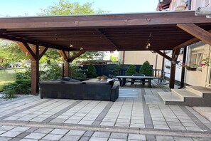 Outdoor dining - Spacious 3-Bedroom, 2-Bath Apartment in Ilidža – Near Airport, Garden & BBQ (Ilidža)