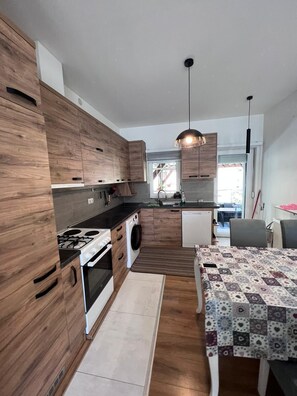Private kitchen - Spacious 3-Bedroom, 2-Bath Apartment in Ilidža – Near Airport, Garden & BBQ (Ilidža)