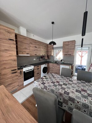 Private kitchen - Spacious 3-Bedroom, 2-Bath Apartment in Ilidža – Near Airport, Garden & BBQ (Ilidža)