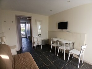 TV - Cottage for 4 people, near the sea, with a swimming pool (Guidel)