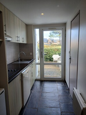 Fridge, microwave, dishwasher, coffee/tea maker - Cottage for 4 people, near the sea, with a swimming pool (Guidel)