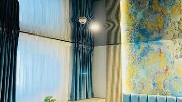 Firemannsrom – executive | Memory foam-senger, safe på rommet, lydisolert og wi-fi (inkludert)