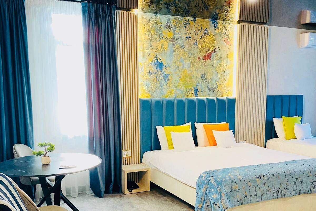 Ein Hotelzimmer mit einem Bett, einem kleinen Tisch und einem Stuhl.