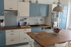 Fridge, microwave, oven, stovetop - Maison Adonis with Spa, 5 Minutes from Morgat Beach (Crozon)